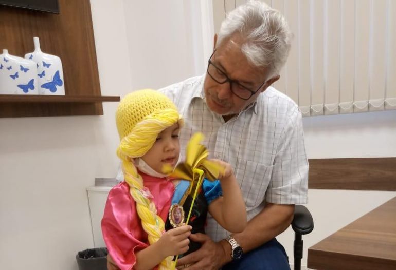 A paciente de 4 anos, que está finalizando o tratamento, ganhou uma fantasia e pediu para mostrar ao presidente do hospital