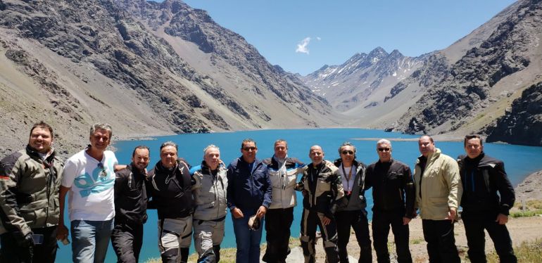 Os participantes da excursão – motociclistas e equipe de apoio – numa das paradas, no Norte do Chile