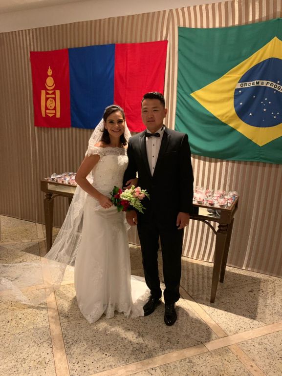 Milena Mendes e Buyandelger Erdenebat reverenciaram as duas nações em seu casamento