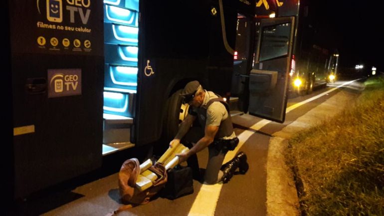 Polícia Militar Rodoviária - Fiscalização na SP-270 prendeu duas mulheres por tráfico de drogas