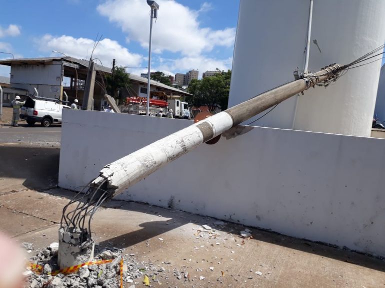 José Reis - Acidente com postes ocorreu na Rua Albert Scheitzer, Vila Formosa