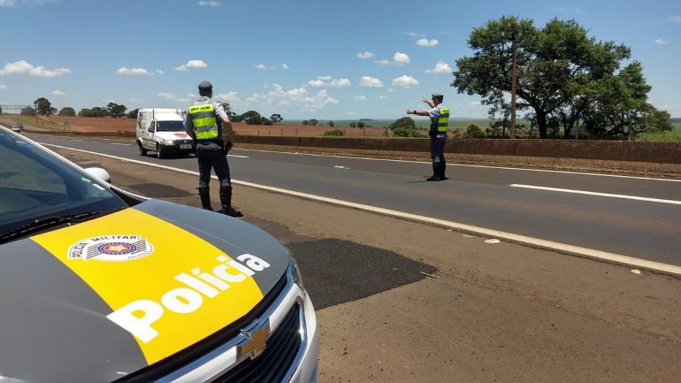 Polícia Militar Rodoviária - Durante operação, condutores são abordados em pontos da rodovia