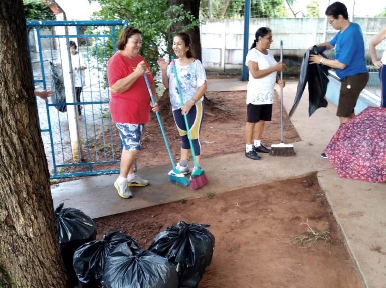 Prefeitura de Prudente - Idosos realizaram varredura ontem para recolher itens que pudessem piorar índices da dengue